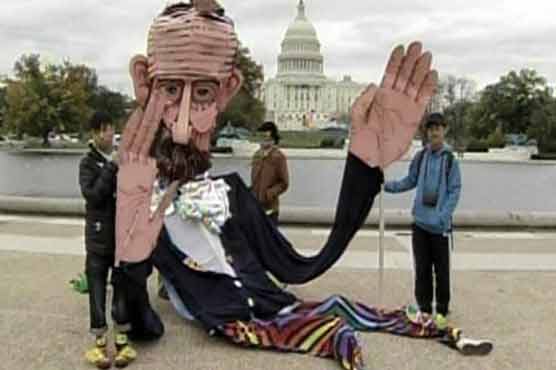 امریکیوں کا کٹھ پتلیوں کے بھیس میں رومنی کے بیان کیخلاف انوکھا احتجاج