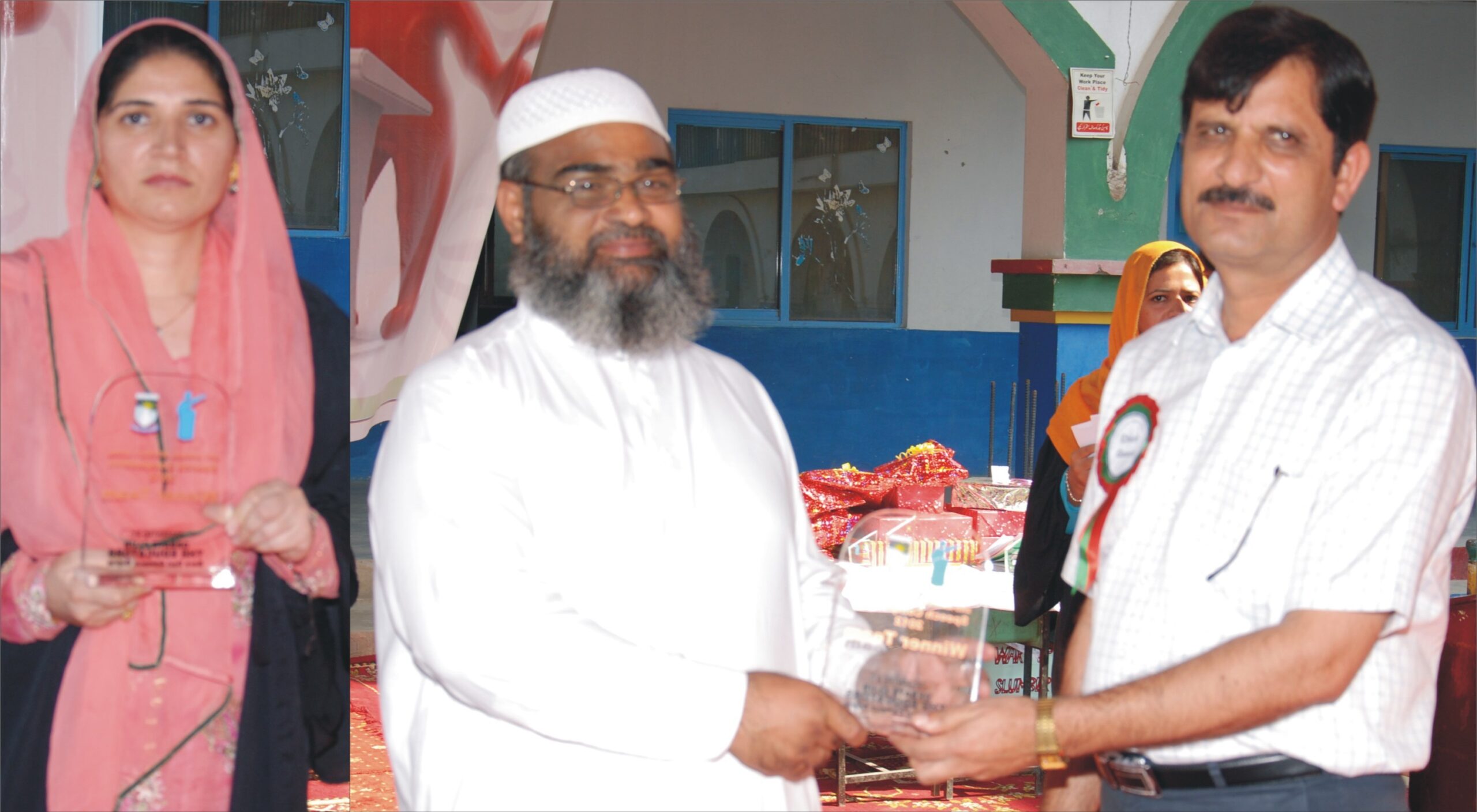 ای ڈی او ایجوکیشن طاھر کاشف بارہ دری کیمپس میں تقریری مقابلہ کے موقع پر شکیل جنجوعہ و دیگر کا شیلڈز دیتے ہوئے