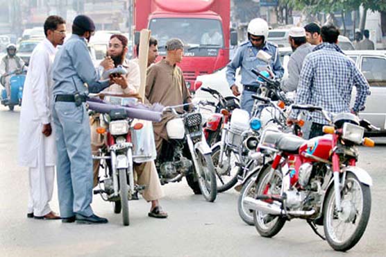 لاہور : ہیلمنٹ نہ پہننے والوں کو کل سے دوسو روپے جرمانہ