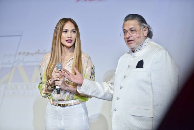 کار شو روم کا افتتاح، امریکی اداکارہ کو ڈھائی لاکھ ڈالرز کی سلامی