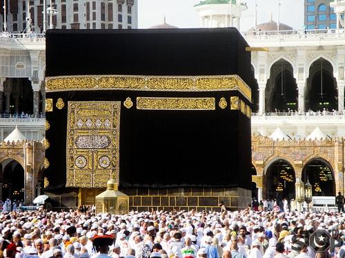 خانہ کعبہ کو آب زم زم اور عرق گلاب سے غسل دیدیا گیا