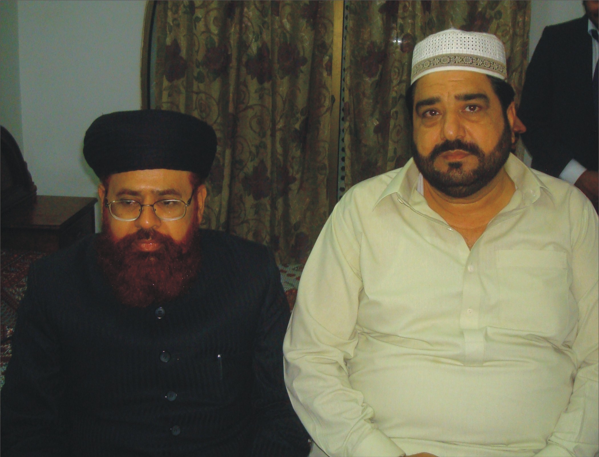 خاور بشیر بٹ گولڑوی سابق وفاقی وزیر مذھبی امور حامد سعید کاظمی سے ملاقات کرتے ہوئے