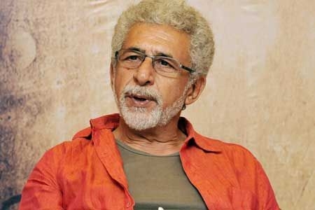 اداکار نصیرالدین شاہ اہلخانہ کے ہمراہ پاکستان پہنچ گئے