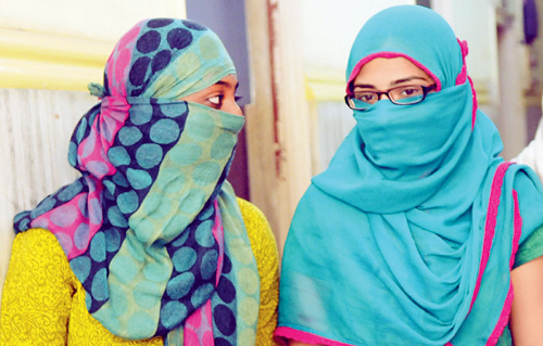 بال ٹھاکرے کی موت پر تنازع، دونوں لڑکیوں کی سنی گئی
