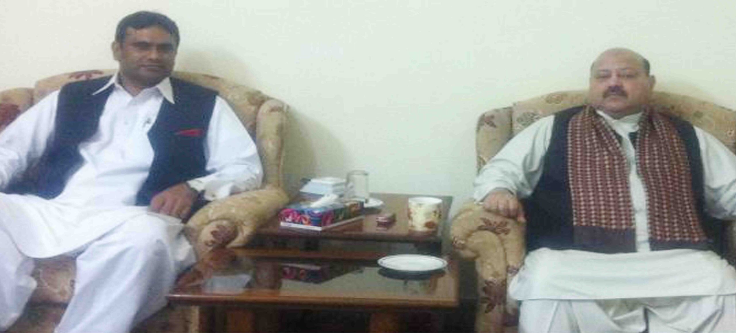 ڈاکٹر محمد امتیاز چودھری سابق وزیراعظم بریسٹر سلطان محمود چودھری سے ملاقات کرتے ہوئے