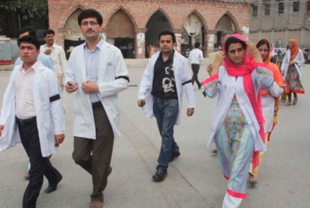 ینگ ڈاکٹرز کا 7 نومبر کو وزیر اعلی ہاؤس کے باہر دھرنے کا اعلان