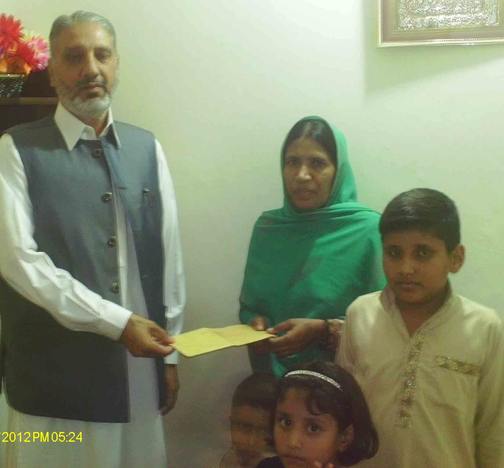 ایڈمنسٹریٹر ضلع کونسل چودھری محمد اسلم شاھین محمد باز کی بیوہ کو ڈیتھ کلیم کا چیک دیتے ہوئے