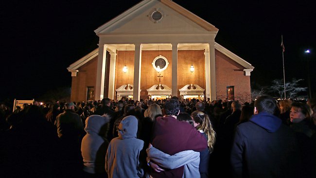 امریکا : کنیکٹی کٹ میں مرنے والوں کے لیے شمعیں روشن کی گئیں