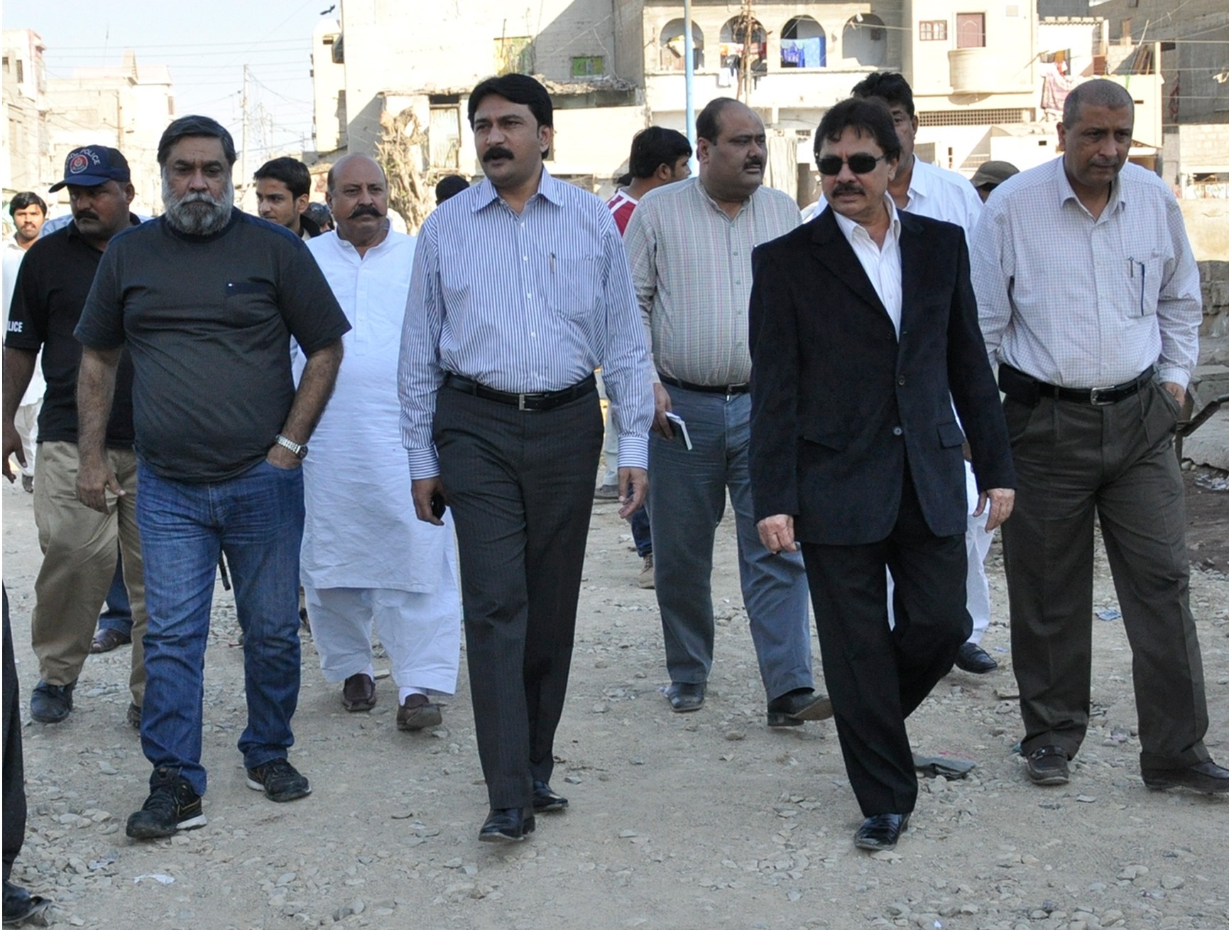 عامر پیر زادہ نے محمد سمیع خان کے ہمراہ یونین کونسل 06 گلزار کالونی میں نئے زیر تعمیر ہونے والی سڑکوں کے کا م کا معائنہ کیا