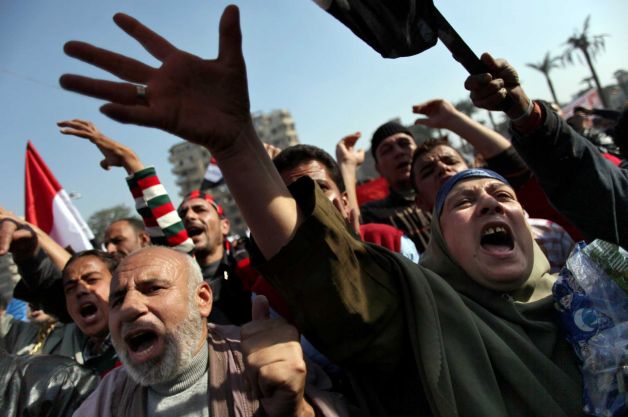 مصر : سیاسی بحران میں شدت ، مظاہرین صدارتی محل تک پہنچ گئے