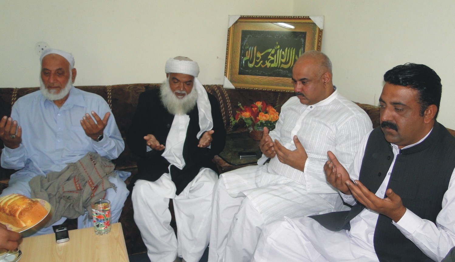 حضرت پیر محمد افضل قادری حاجی رحمت اللہ ، چودھری جاوید ، چودھری رخسار کیلئے دعا کرتے ہوئے