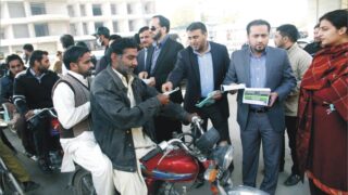 Jawad Rafique Commisioner Lahore Distribute Mask