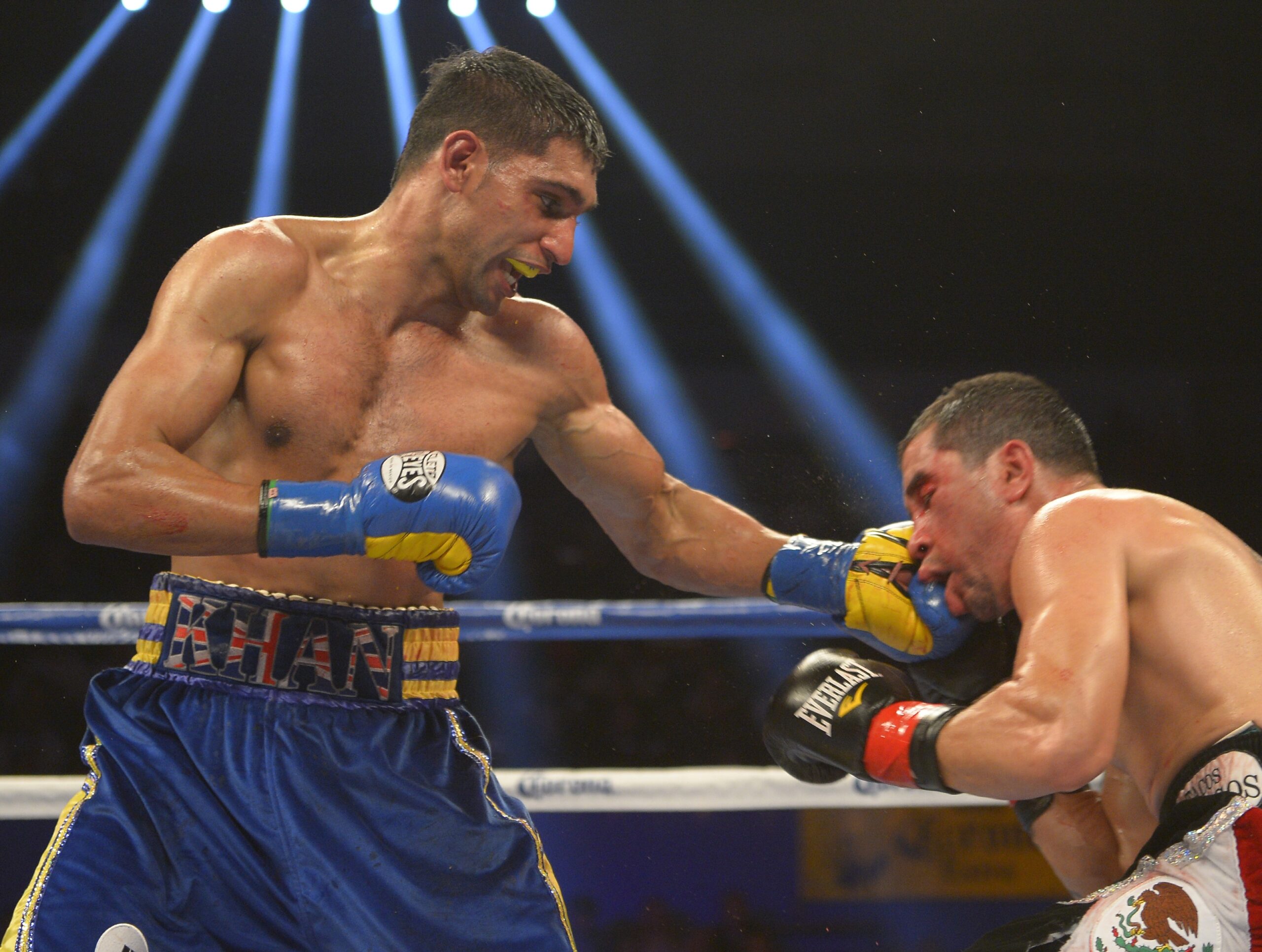 پاکستانی نژاد برطانوی باکسر عامر خان سلور سپر لائٹ ویٹ چیمپئن بن گئے