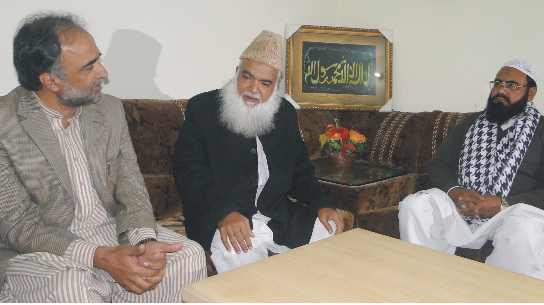 چودھری قمر زمان کائرہ نیک آباد گجرات میں حضرت پیر محمد افضل قادری سے ملاقات کرتے ہوئے