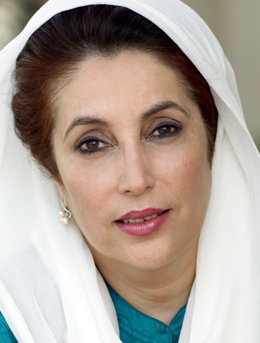 اپنے لہو سے شمعیں جلاتی ہے بے نظیر
