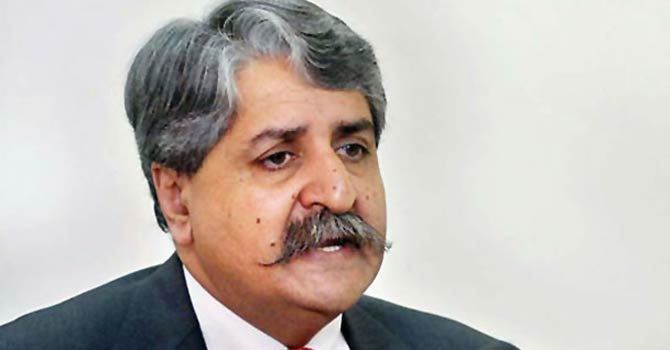 چیئرمین نیب بیانات دے کر قانون کی خلاف ورزی کر رہے ہیں، وزیر دفاع