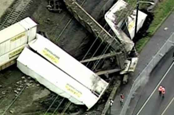 واشنگٹن : ٹرین پٹری سے اتر گئی ،7 کاریں ٹرین کے نیچے دب گئیں