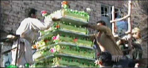 بارہ ربیع الاول:مختلف شہروں میں کئی من وزنی کیک کاٹے گئے