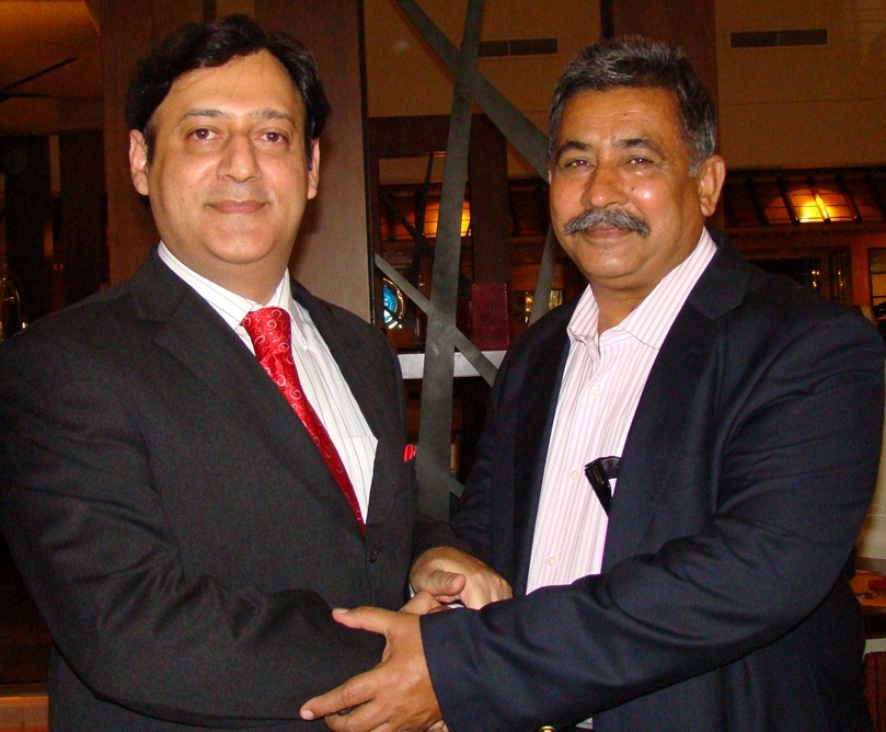 دوبئی : جاوید ملک کو مسلم لیگ ن امارات کی طرف سے شیلڈ دی گئی