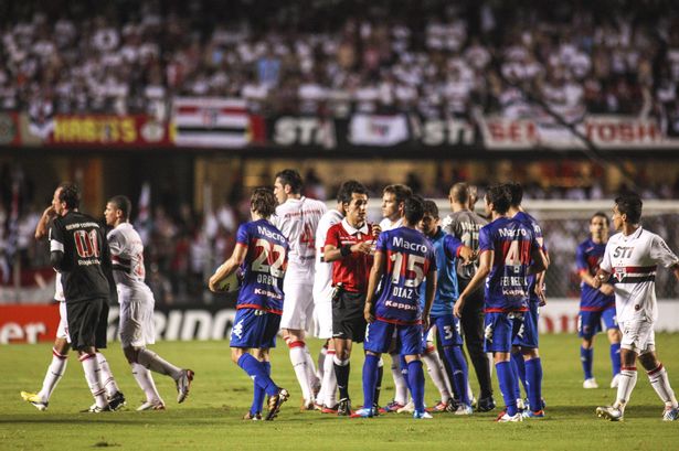 چلی : فٹ بال میچ کے دوران کھلاڑیوں کا ریفری پر تشدد