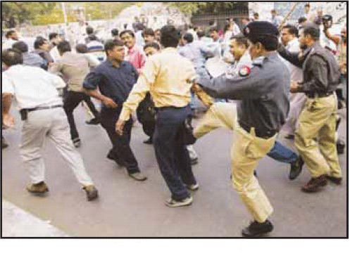 بھکر : وارنٹ گرفتاری پر عمل درآمد کیلئے جانیوالی پولیس پارٹی پر پتھراو