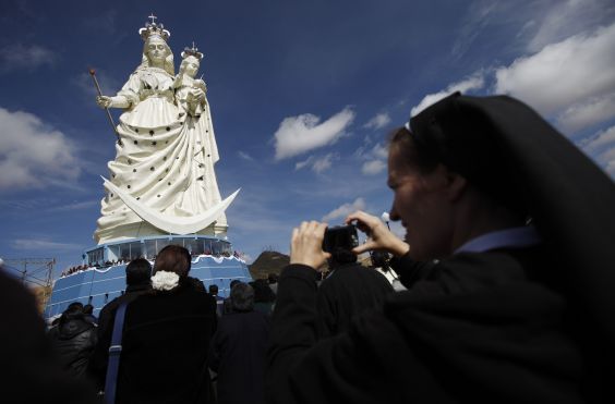 بولیویا میں روایتی میلے کیلئے پینتالیس میٹر بلند مجسمہ تیار