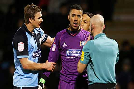 میچ میں شکست، شائقین نے مخالف گول کیپر کی دھنائی کر دی