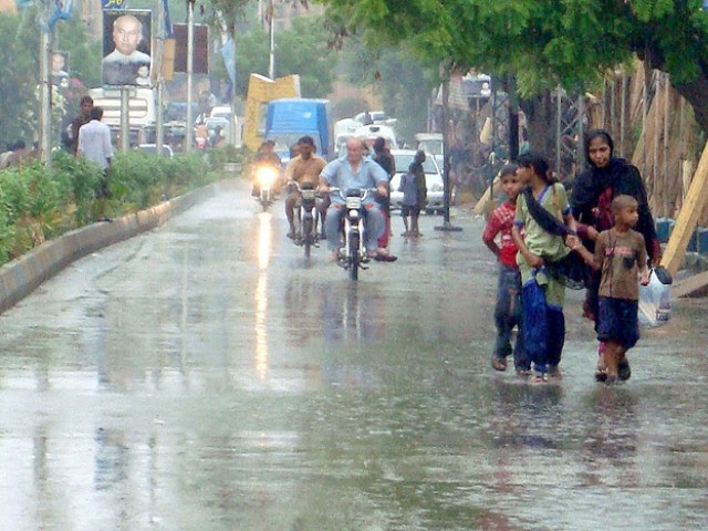 کراچی میں گذشتہ رات سے ہلکی اور تیز بارش کا سلسلہ جاری ، موسم خوشگوار