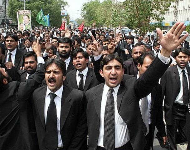 ٹارگٹ کلنگ کیخلاف وکلا وزیر اعلی ہاؤس کے سامنے دھرنا