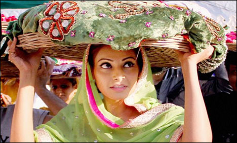 اجمیر: اداکارہ بپاشا باسو کی خواجہ معین الدین چشتی کے مزار پر حاضری