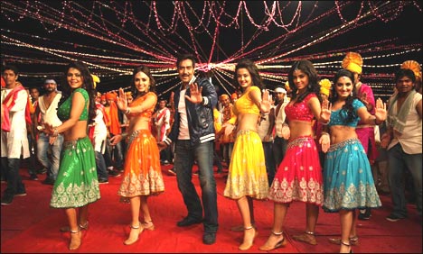 ہمت والا کے ریمیک کے آئٹم گان یدھوکہ دھوکہ کی وڈیو جاری