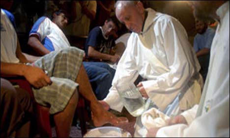 اٹلی : پوپ سے پاں دھلوانے کی روایتی تقریب