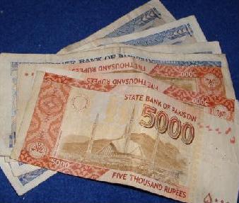 بھیگی ہوئی پلکیں