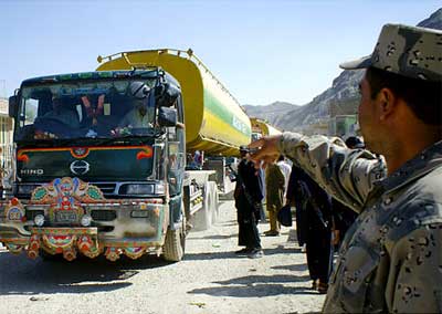 خیبر ایجنسی : نیٹو آئل ٹینکر پر نامعلوم افرادکی فائرنگ، 2افراد زخمی
