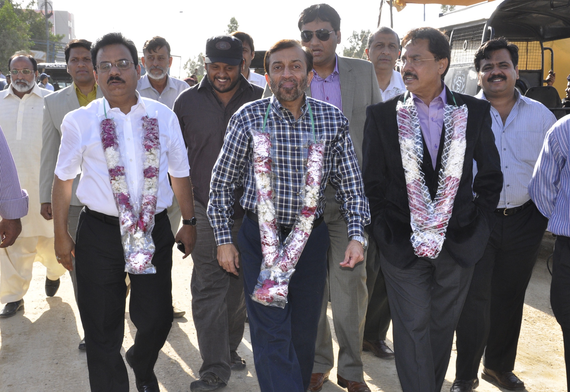 MNA ڈاکٹر فاروق ستارہ ،MPA شیخ محمد افضل ، محمد سمیع خان کے ہمرہ کورنگی کے مختلف علاقوں کا دورہ کر رہے ہیں