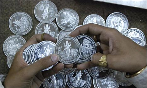 بھارت : ایک کروڑ مالیت کے چاندی سکوں کی اسمگلنگ ناکام