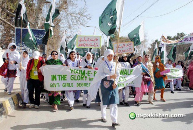 گورنمنٹ ڈگری کالج کوئٹہ کا ٹیچنگ سٹاف اور اے ٹی آئی کی طالبات پاکستان کے حق میں ریلی میں شریک ہیں