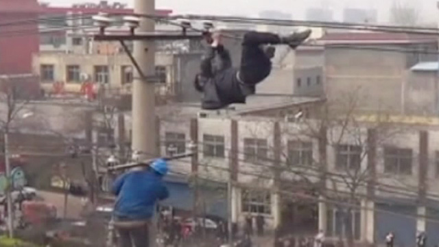 چین : نشے میں دھت شخص ہائی وولٹیج تاروں سے لٹکنے کے باوجود زندہ بچ گیا