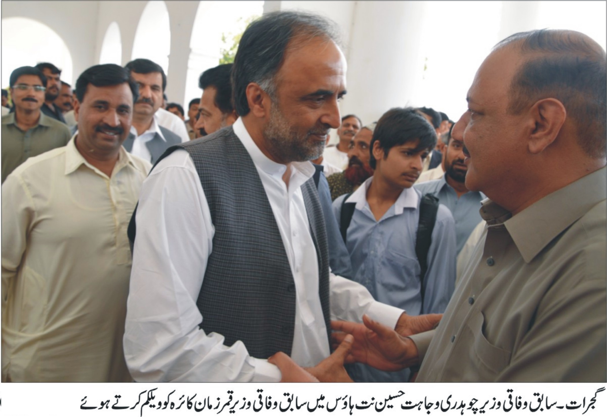 سابق وزیر چوہدری وجاھت حسین نت ہاؤس میں سابق وفاقی وزیر قمر زمان کائرہ کو ویلکم کرتے ہوئے