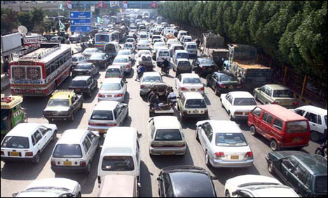 کراچی : ریٹرننگ افسروں کو مزے کرانے کیلئے گاڑیوں کی پکڑ دھکڑ