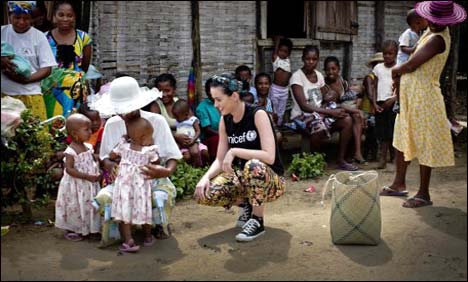 امریکی اداکارہ کیٹی پیری یونیسف کے زیراہتمام بچوں کے سینٹر پہنچ گئیں