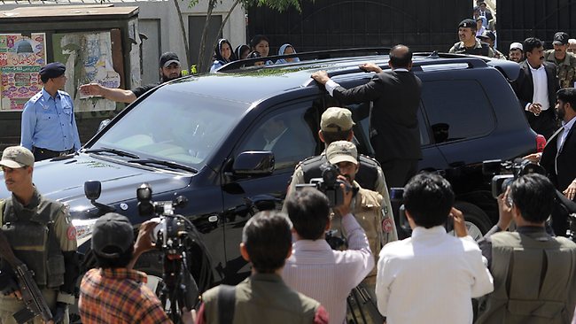 عدالت میں پیشی،وکلا کی پرویز مشرف پر حملے کی کوشش