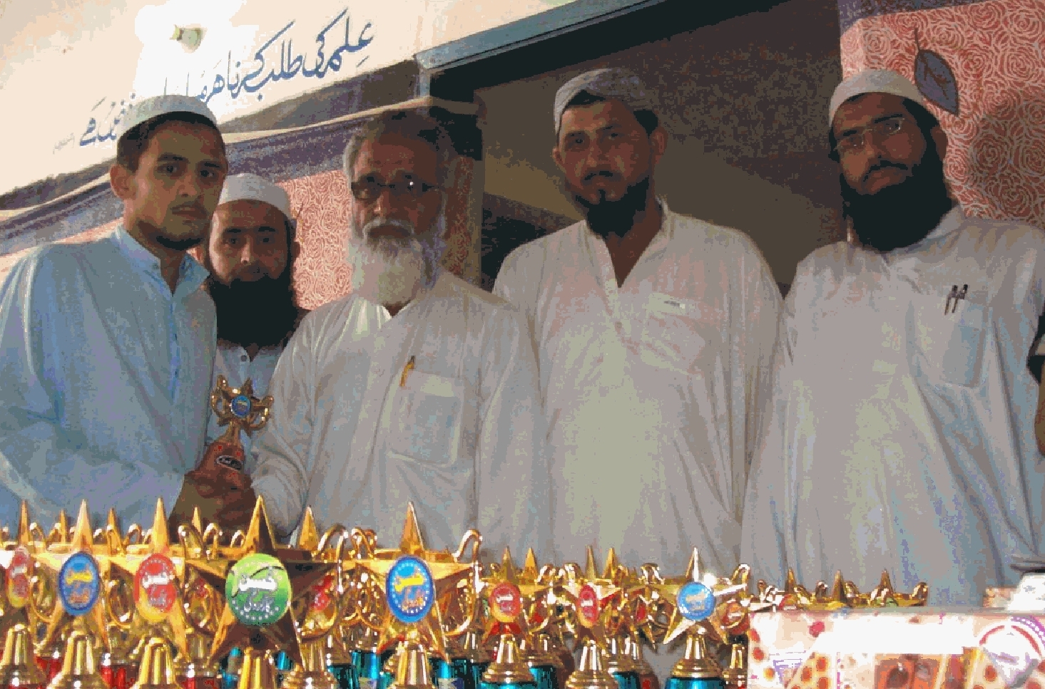 دی سلومر ویلفئیر آرگنائزیشن کے چیئرمین ڈاکٹر صابر جدون الحفیظ اسلامیہ پبلک سکول مظفرآباد کالونی کی سالانہ تقریب میں کامیاب طالب علم کو ایوارڈ دے رہے ہیں