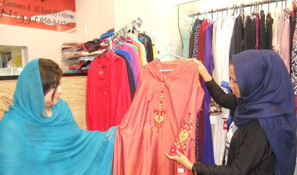 متحدہ عرب امارات میں پاکستانی کپڑا تیار شدہ ملبوسات کڑھائی والے ڈیزائن  –  تصویری جھلکیاں