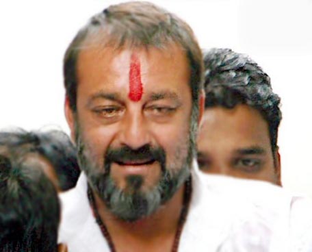 سنجے دت نے جیل جانے سے قبل مندر میں پوجا کی