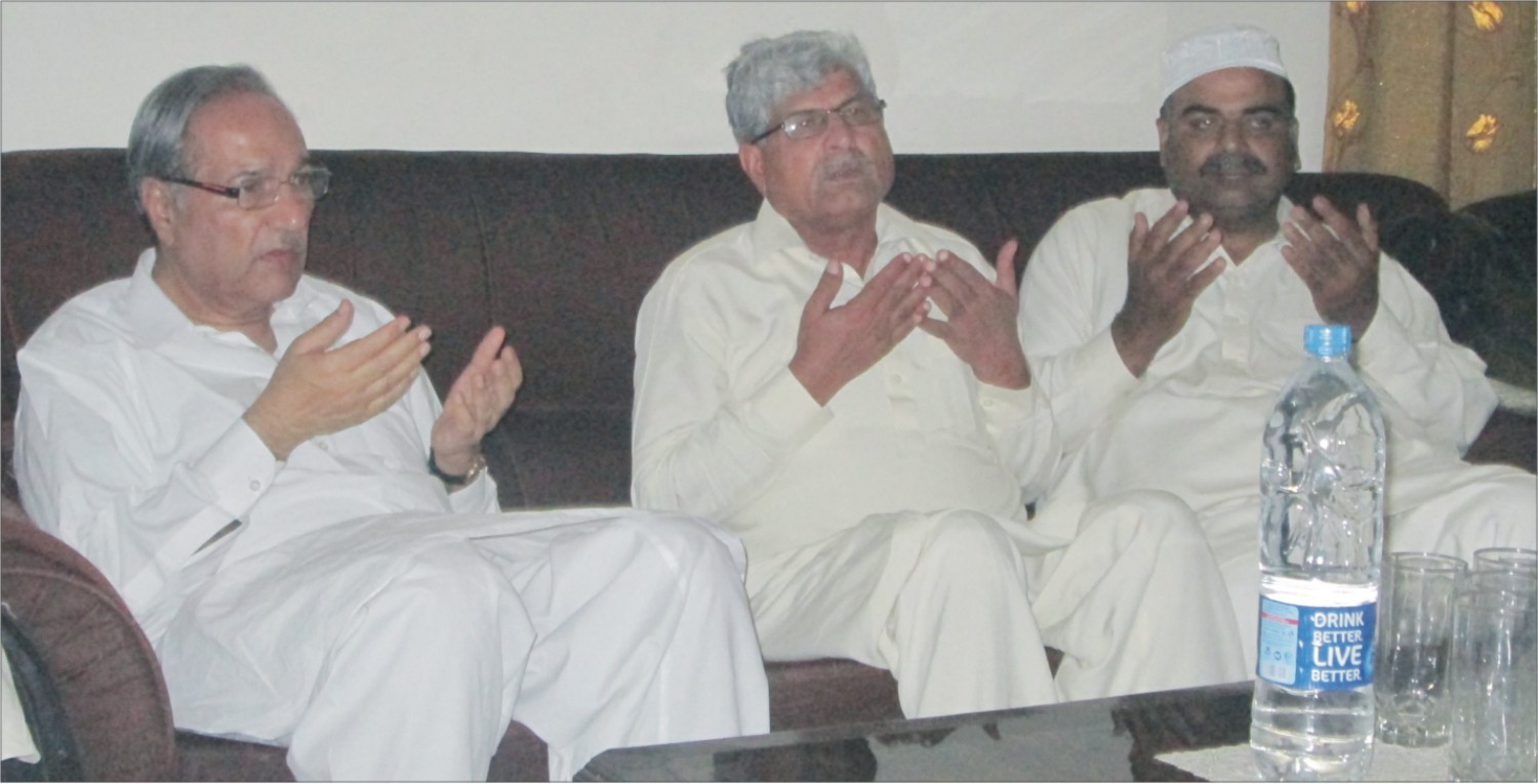 پاکستان پیپلز پارٹی کے مرکزی راہنما چوھدری احمد مختار،پاکستان پیپلز پارٹی کے سینئر نائب صدر عمران شریف کی رہائشگاہ پر ان کی اہلیہ پر فاتحہ خوانی کر رہے ہیں