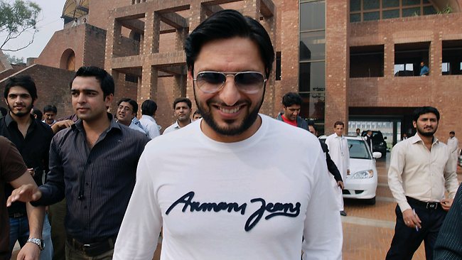 شاہد آفریدی کا نگراں وزیر کے ہمراہ بچہ جیل کا دورہ، بچوں کے ساتھ کرکٹ کھیلی