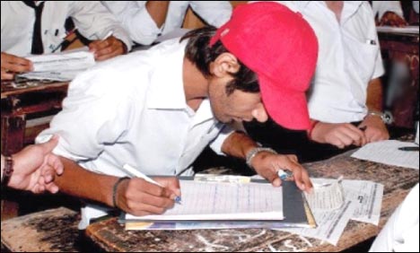 سندھ : دعووں کے باوجود میٹرک امتحانات میں نقل کو نہیں روکا جاسکا