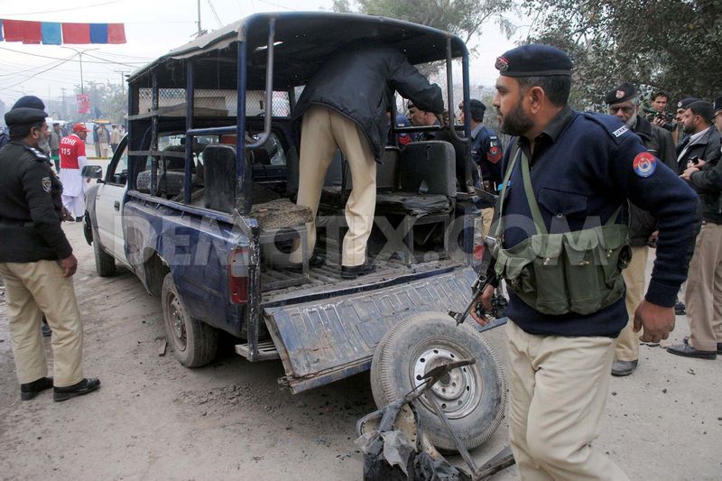 ٹانک : پولیس وین پر دستی بموں سے حملہ،5 اہلکار زخمی