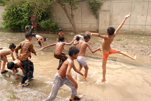 ملک کے بیشتر علاقوں میں موسم گرم اور خشک